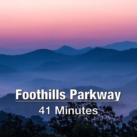 New Luxury Cabin With Stunning Mountainviews,Hottub, Firepit, Fireplace,2 Kingbeds, 2 Covereddecks,Bbqgrill, Shuffleboard And Pool Access Sevierville Kültér fotó