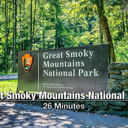 New Luxury Cabin With Stunning Mountainviews,Hottub, Firepit, Fireplace,2 Kingbeds, 2 Covereddecks,Bbqgrill, Shuffleboard And Pool Access Sevierville Kültér fotó