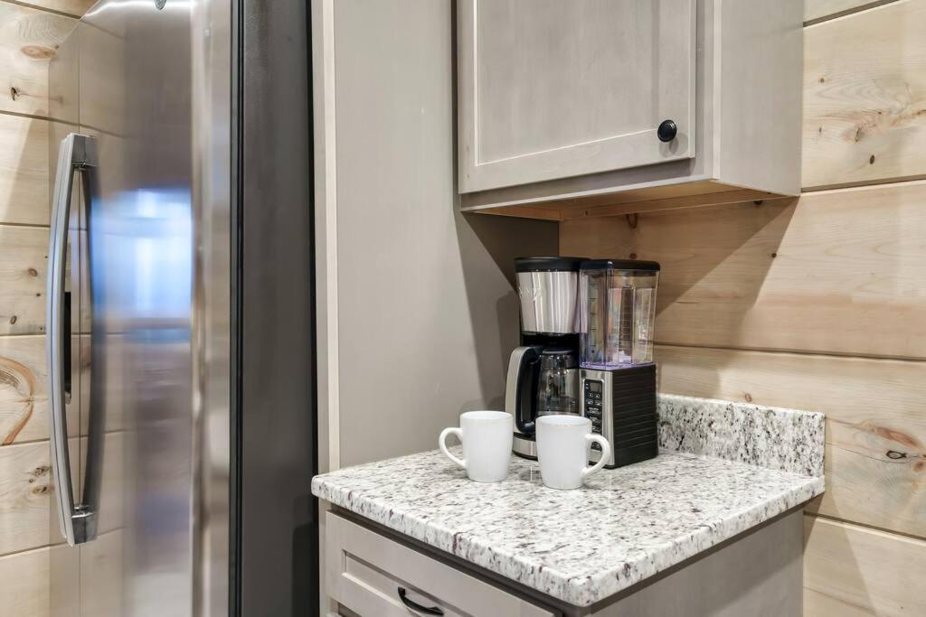 New Luxury Cabin With Stunning Mountainviews,Hottub, Firepit, Fireplace,2 Kingbeds, 2 Covereddecks,Bbqgrill, Shuffleboard And Pool Access Sevierville Kültér fotó