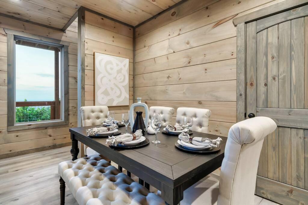 New Luxury Cabin With Stunning Mountainviews,Hottub, Firepit, Fireplace,2 Kingbeds, 2 Covereddecks,Bbqgrill, Shuffleboard And Pool Access Sevierville Kültér fotó
