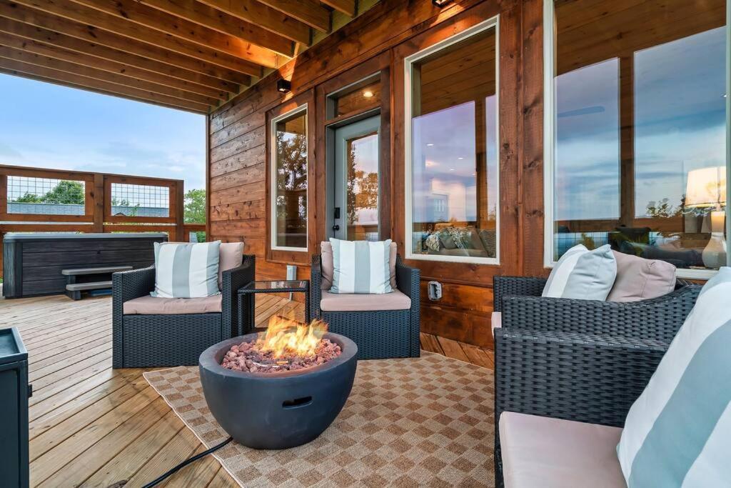 New Luxury Cabin With Stunning Mountainviews,Hottub, Firepit, Fireplace,2 Kingbeds, 2 Covereddecks,Bbqgrill, Shuffleboard And Pool Access Sevierville Kültér fotó