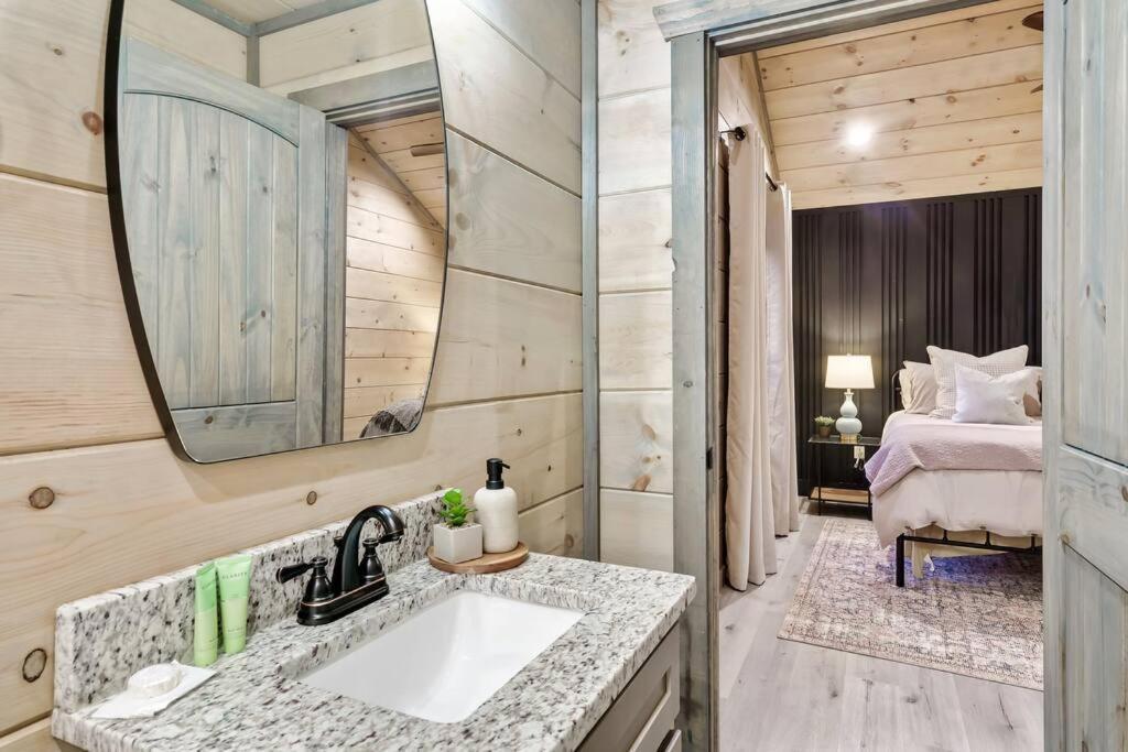 New Luxury Cabin With Stunning Mountainviews,Hottub, Firepit, Fireplace,2 Kingbeds, 2 Covereddecks,Bbqgrill, Shuffleboard And Pool Access Sevierville Kültér fotó