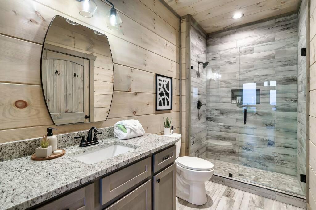 New Luxury Cabin With Stunning Mountainviews,Hottub, Firepit, Fireplace,2 Kingbeds, 2 Covereddecks,Bbqgrill, Shuffleboard And Pool Access Sevierville Kültér fotó