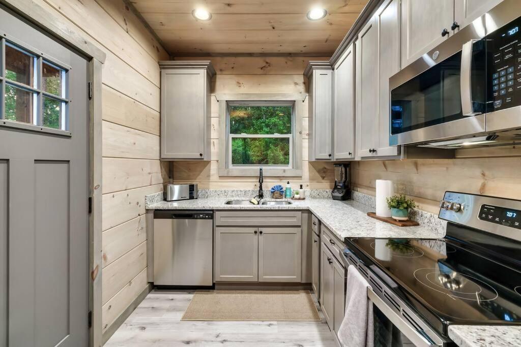 New Luxury Cabin With Stunning Mountainviews,Hottub, Firepit, Fireplace,2 Kingbeds, 2 Covereddecks,Bbqgrill, Shuffleboard And Pool Access Sevierville Kültér fotó