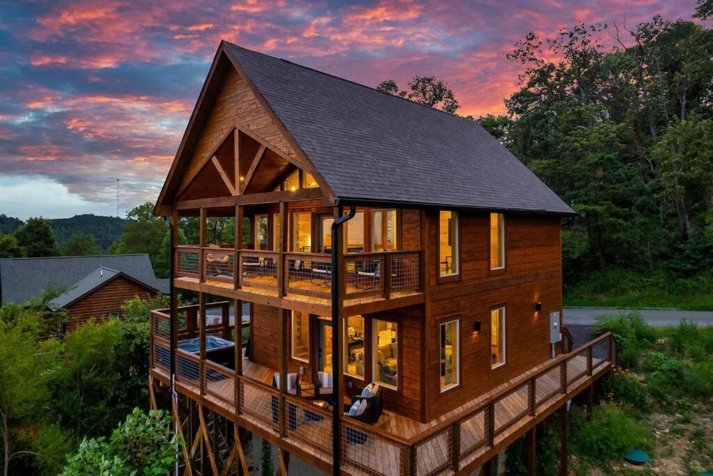 New Luxury Cabin With Stunning Mountainviews,Hottub, Firepit, Fireplace,2 Kingbeds, 2 Covereddecks,Bbqgrill, Shuffleboard And Pool Access Sevierville Kültér fotó