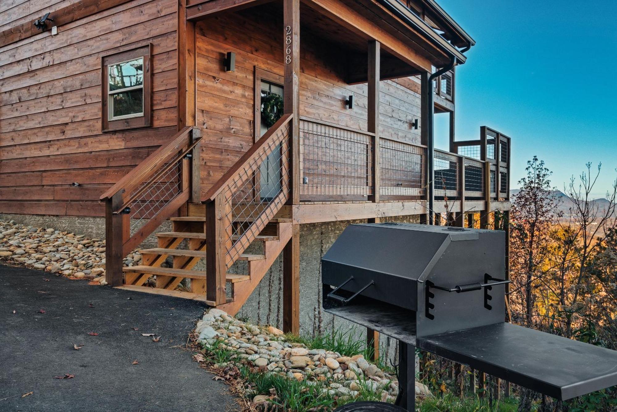 New Luxury Cabin With Stunning Mountainviews,Hottub, Firepit, Fireplace,2 Kingbeds, 2 Covereddecks,Bbqgrill, Shuffleboard And Pool Access Sevierville Kültér fotó