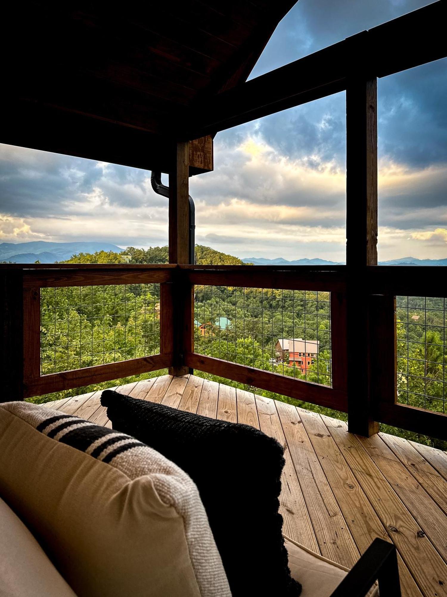 New Luxury Cabin With Stunning Mountainviews,Hottub, Firepit, Fireplace,2 Kingbeds, 2 Covereddecks,Bbqgrill, Shuffleboard And Pool Access Sevierville Kültér fotó