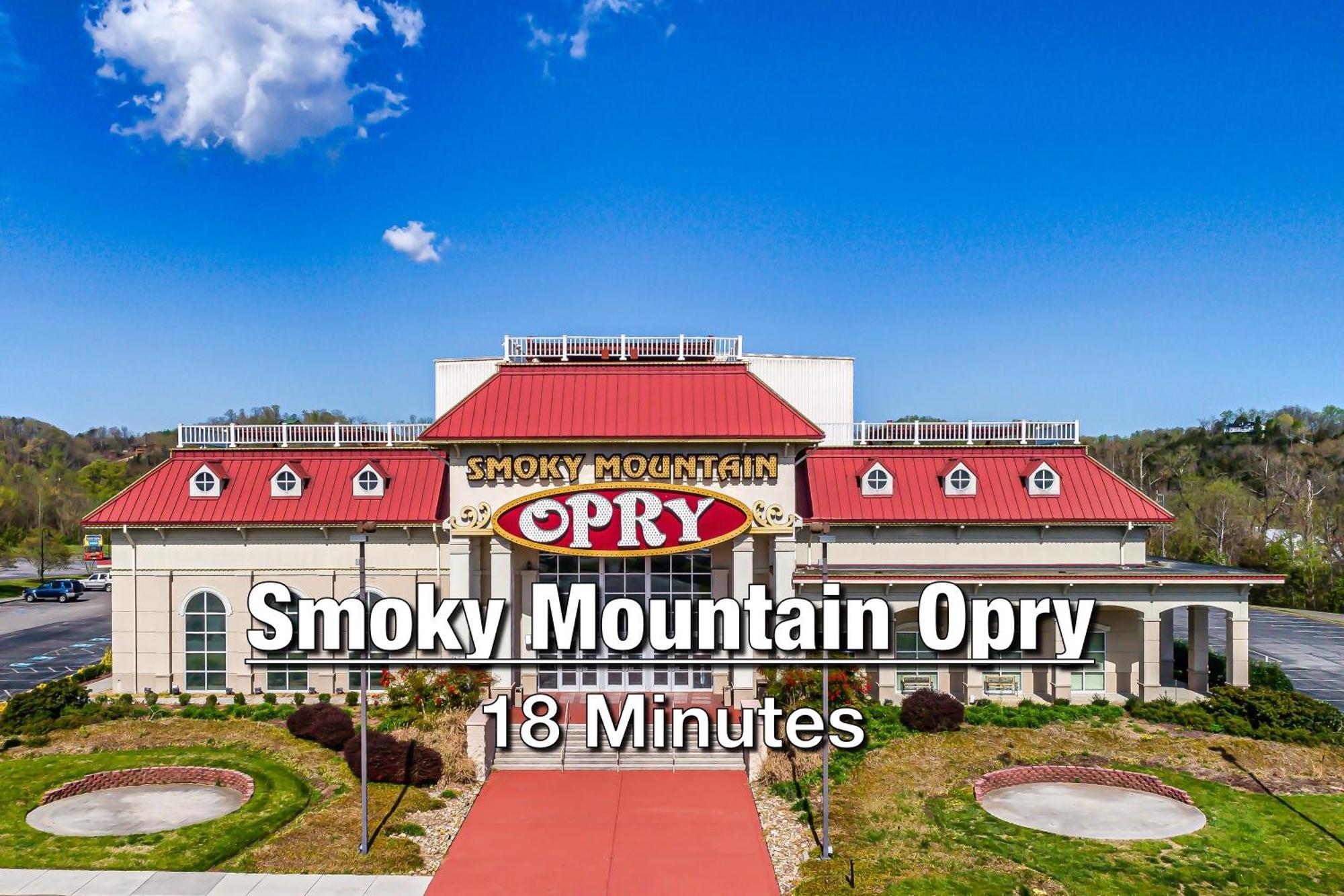 New Luxury Cabin With Stunning Mountainviews,Hottub, Firepit, Fireplace,2 Kingbeds, 2 Covereddecks,Bbqgrill, Shuffleboard And Pool Access Sevierville Kültér fotó