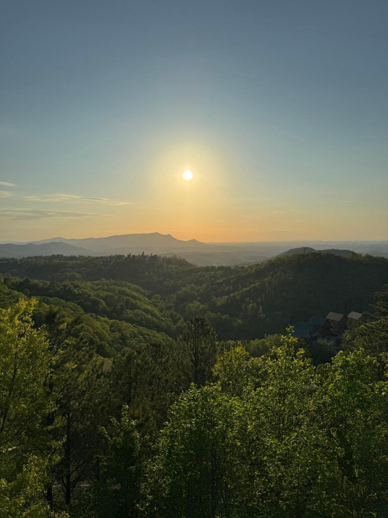 New Luxury Cabin With Stunning Mountainviews,Hottub, Firepit, Fireplace,2 Kingbeds, 2 Covereddecks,Bbqgrill, Shuffleboard And Pool Access Sevierville Kültér fotó